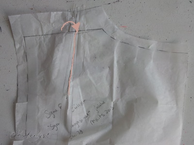 Luk indsnittet ved at folde det ene ben over på det andet, som om du havde syet det. Hold det sammen med knappenåle eller et lille stykke magic tape, så du kan åbne det igen.