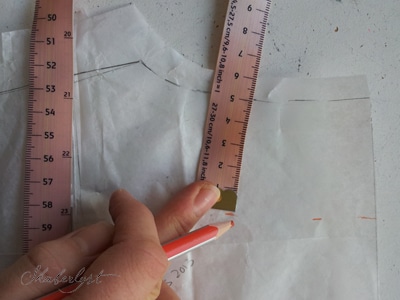 Tegn belægningen ind på ryggen. Den skal være lige så bred som forstykkets belægning er ved skulderen. 4-5cm plejer at være flot.