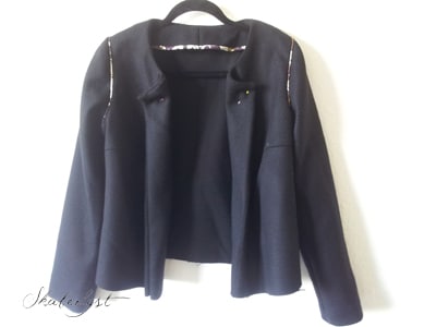 Næsten færdig jakke - den har fået belægninger i stedet for rå kanter pga. stoffet.