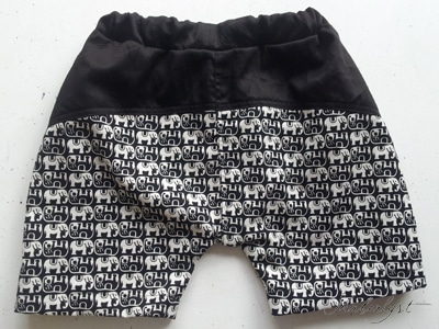 De færdige shorts bagfra.