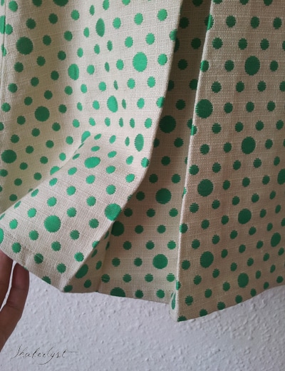Wienerlægene er foldet i stoffet, så der ikke er nogle syninger på langs af nederdelen. Det kræver lidt ekstra stof, men giver et blødere fald i stoffet.