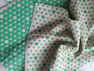 Skøøønt prikket stof af hør/polyester fra I.W. Hvidberg i København.